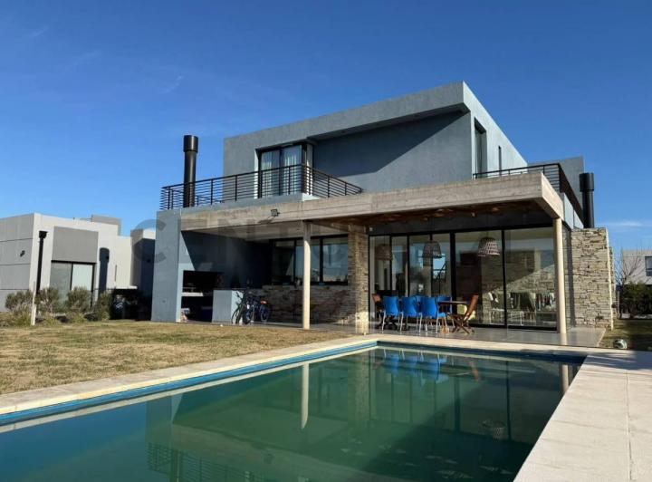 Casa · 224m² · 6 Ambientes · 2 Cocheras