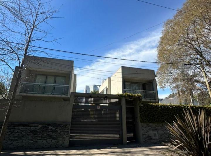 Casa · 101m² · 4 Ambientes · 2 Cocheras