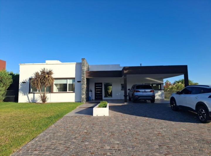 Casa · 230m² · 4 Ambientes · 2 Cocheras