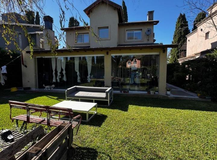Casa · 220m² · 6 Ambientes