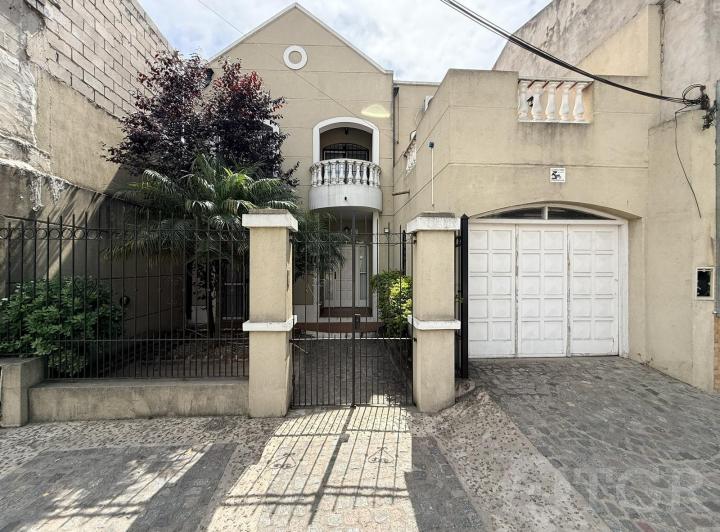 Casa · 246m² · 5 Ambientes · 2 Cocheras