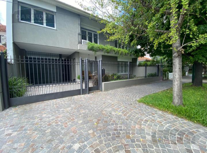 Casa · 271m² · 3 Dormitorios · 2 Cocheras