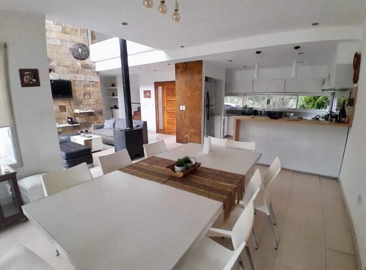 Casa · 180m² · 4 Ambientes · 2 Cocheras