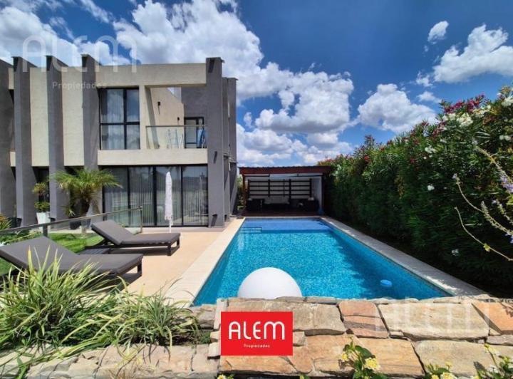 Casa · 990m² · 5 Ambientes · 2 Cocheras