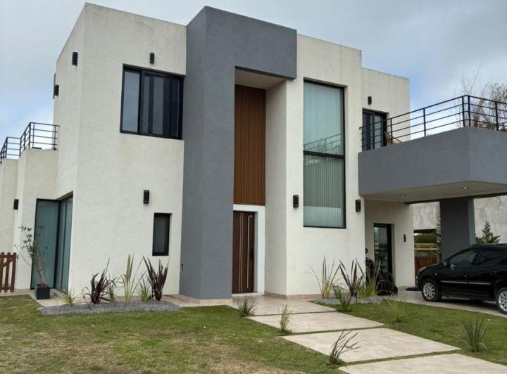 Casa · 215m² · 5 Ambientes · 1 Cochera