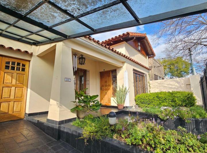 Casa · 220m² · 6 Ambientes · 1 Cochera