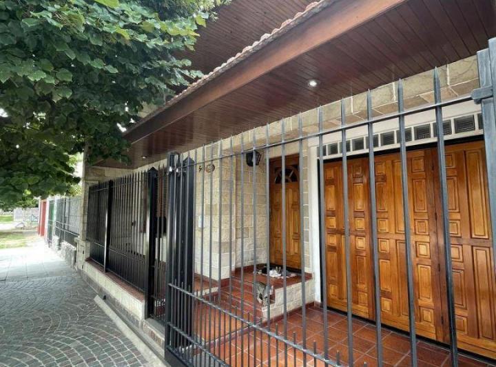 Casa · 296m² · 4 Ambientes · 1 Cochera