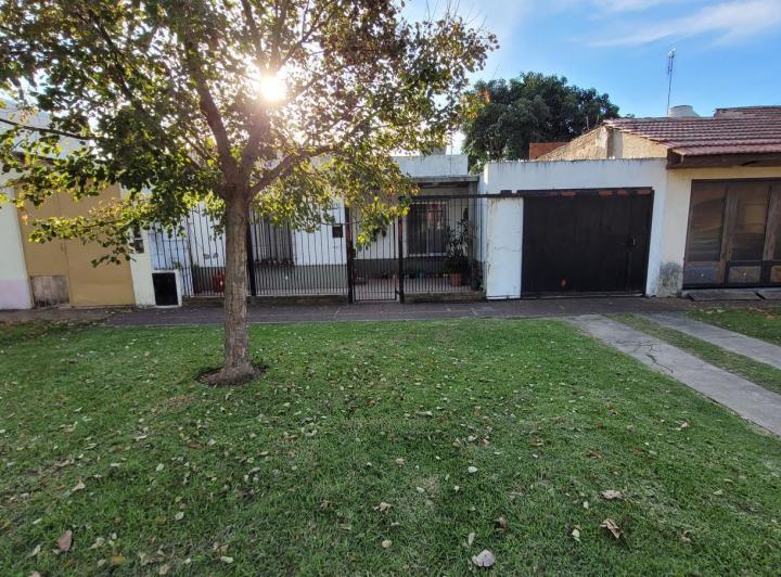 Casa · 95m² · 4 Ambientes · 2 Cocheras