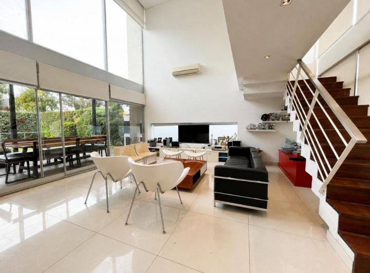 Casa · 180m² · 4 Ambientes · 2 Cocheras