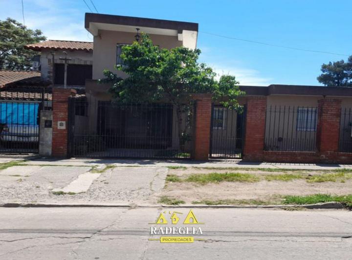 Casa · 130m² · 4 Ambientes · 2 Cocheras