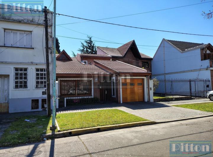 Casa · 200m² · 7 Ambientes · 2 Cocheras