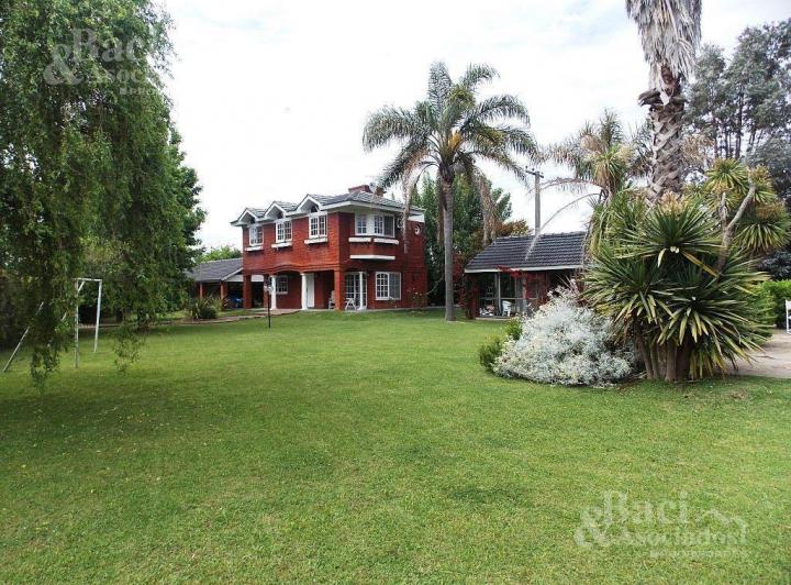 Casa · 230m² · 5 Ambientes · 2 Cocheras