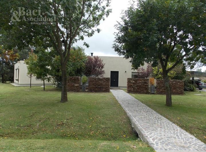 Casa · 230m² · 4 Ambientes · 3 Cocheras