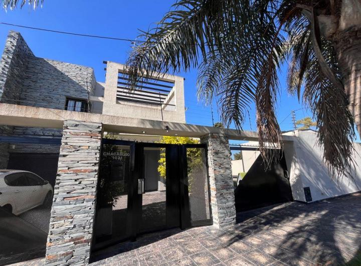 Casa · 150m² · 4 Ambientes · 3 Cocheras