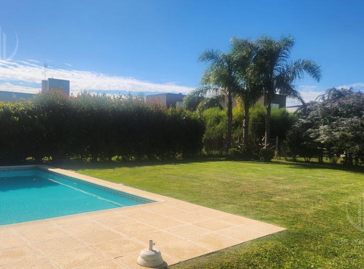 Casa · 176m² · 4 Ambientes · 6 Cocheras