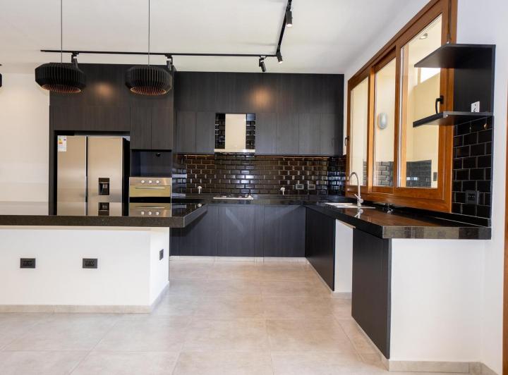 Casa · 180m² · 5 Ambientes · 2 Cocheras