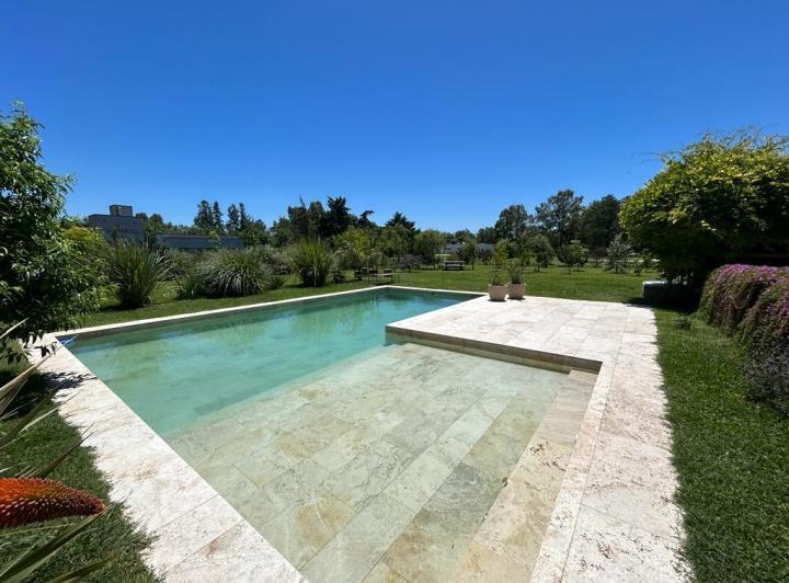 Casa · 200m² · 4 Ambientes · 2 Cocheras