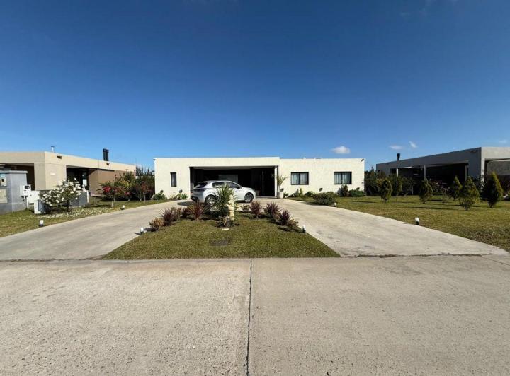Casa · 220m² · 4 Ambientes · 4 Cocheras