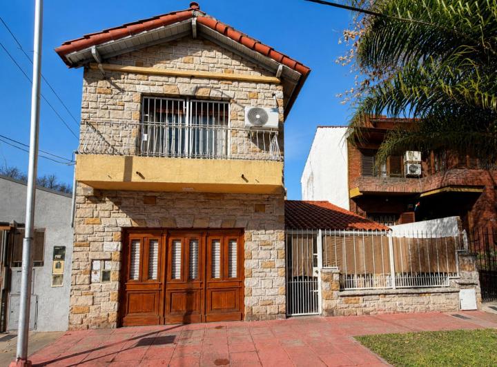 Casa · 90m² · 5 Ambientes · 1 Cochera