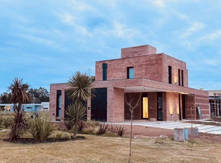 Casa · 300m² · 6 Ambientes · 3 Cocheras