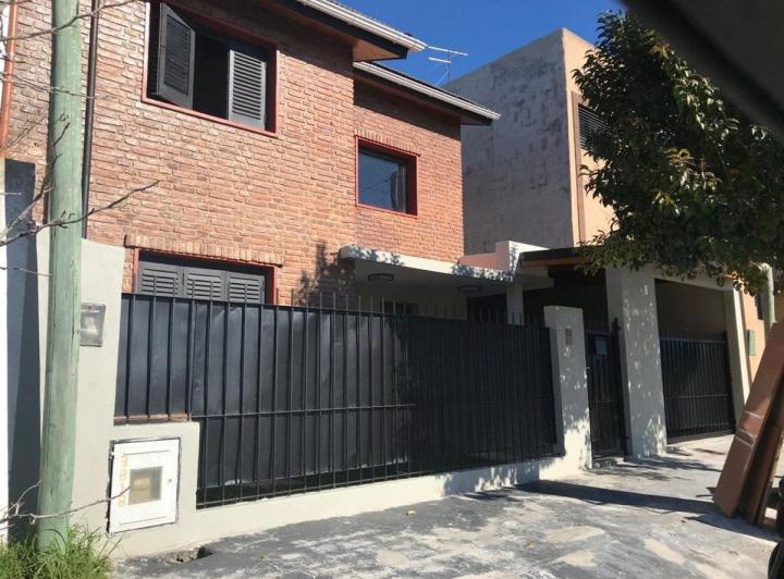 Casa · 180m² · 4 Ambientes · 1 Cochera