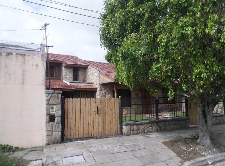 Casa · 220m² · 4 Ambientes · 2 Cocheras