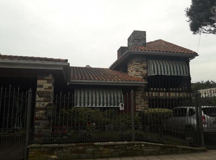 Casa · 220m² · 6 Ambientes · 4 Cocheras