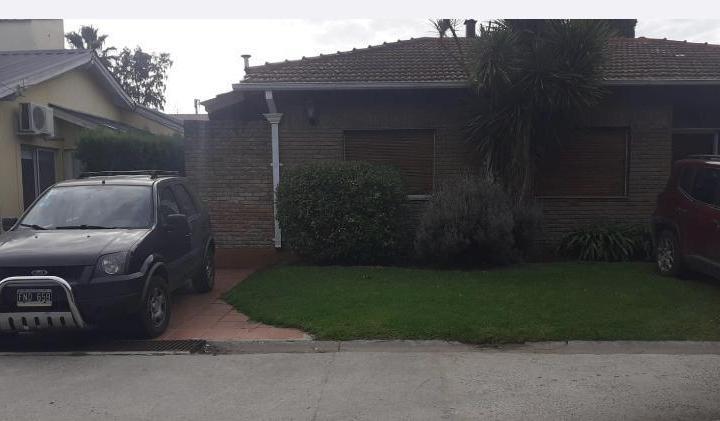 Casa · 300m² · 4 Ambientes · 2 Cocheras