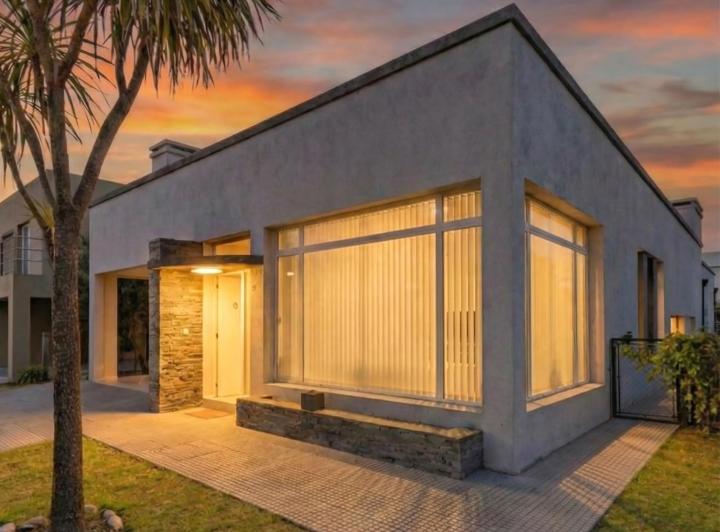 Casa · 180m² · 5 Ambientes · 2 Cocheras