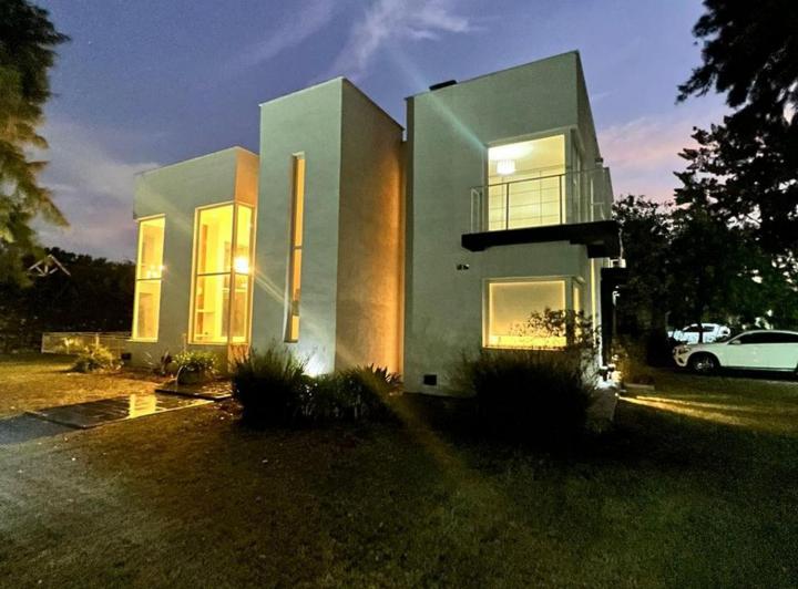 Casa · 250m² · 4 Ambientes · 2 Cocheras