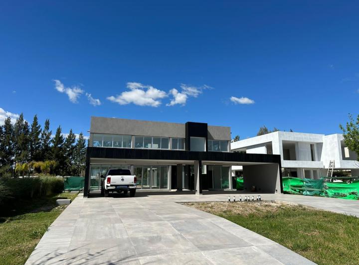 Casa · 300m² · 4 Ambientes · 5 Cocheras