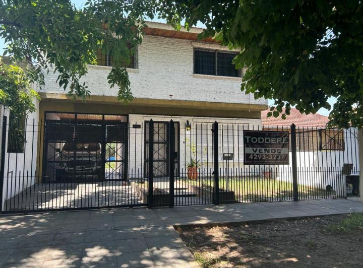 Casa · 140m² · 4 Ambientes · 1 Cochera