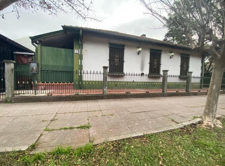 Casa · 140m² · 4 Ambientes · 3 Cocheras