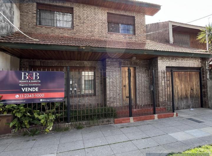 Casa · 241m² · 5 Ambientes · 2 Cocheras