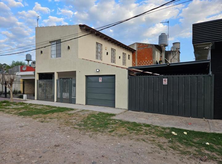 Casa · 233m² · 6 Ambientes · 2 Cocheras