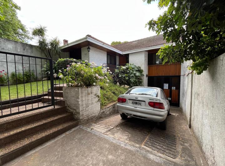Casa · 385m² · 4 Ambientes · 6 Cocheras
