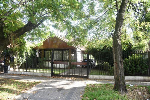 Casa · 220m² · 3 Dormitorios · 2 Cocheras
