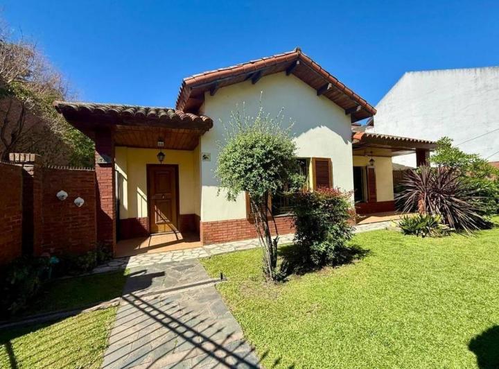 Casa · 360m² · 4 Ambientes · 1 Cochera