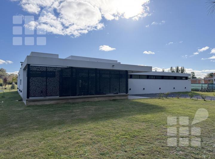 Casa · 180m² · 4 Ambientes · 1 Cochera