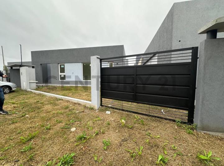 Casa · 100m² · 3 Ambientes · 2 Cocheras