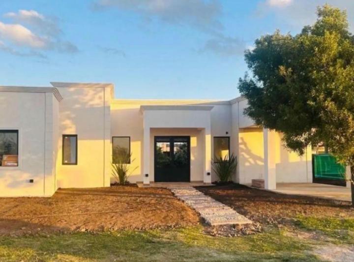 Casa · 122m² · 4 Ambientes · 2 Cocheras