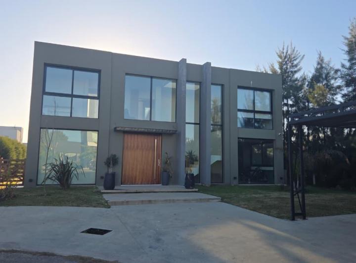 Casa · 350m² · 4 Ambientes · 1 Cochera