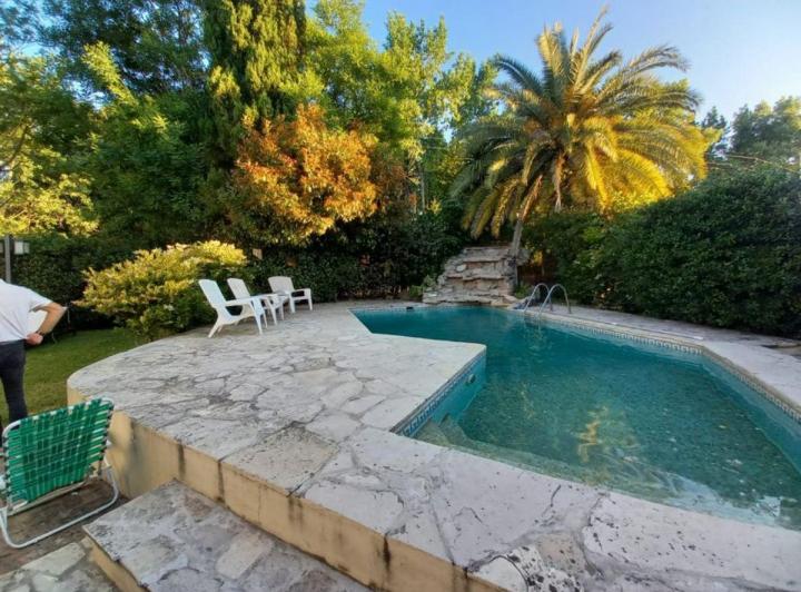 Casa · 180m² · 4 Ambientes · 4 Cocheras