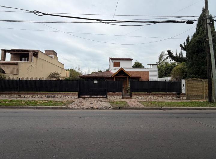 Casa · 200m² · 4 Ambientes · 3 Cocheras