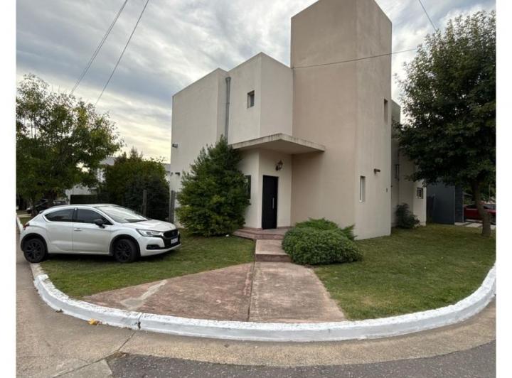 Casa · 150m² · 4 Ambientes · 3 Cocheras