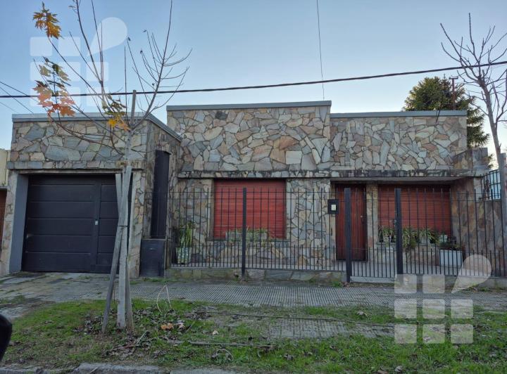 Casa · 195m² · 3 Dormitorios · 2 Cocheras