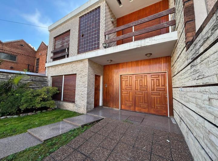Casa · 160m² · 4 Ambientes · 2 Cocheras