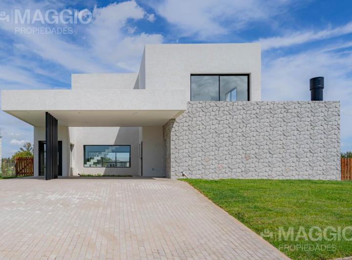 Casa · 218m² · 4 Ambientes · 2 Cocheras