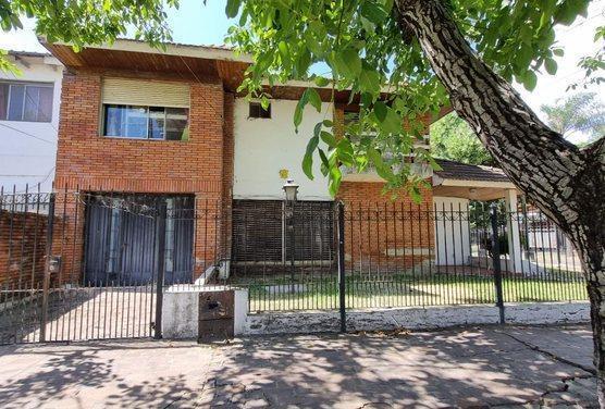 Casa · 122m² · 4 Ambientes · 2 Cocheras