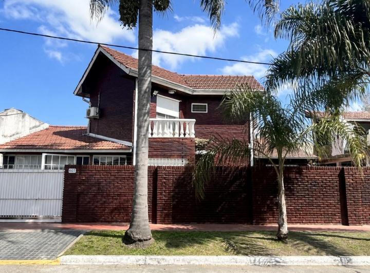 Casa · 130m² · 4 Ambientes · 1 Cochera